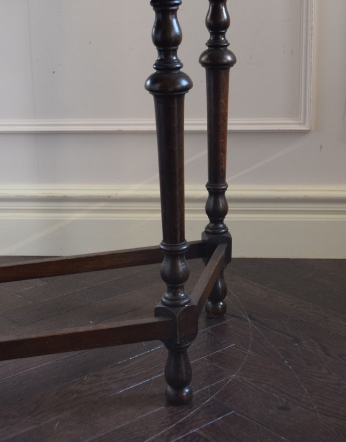 アンティークのテーブル　アンティーク家具　空間を彩るアンティーク家具、引き出し付きのコンソールテーブル。持ち上げなくても移動できます！Handleのアンティークは、脚の裏にフェルトキーパーをお付けしていますので、床を滑らせてれば女性1人でも移動が簡単です。(q-454-f-1)