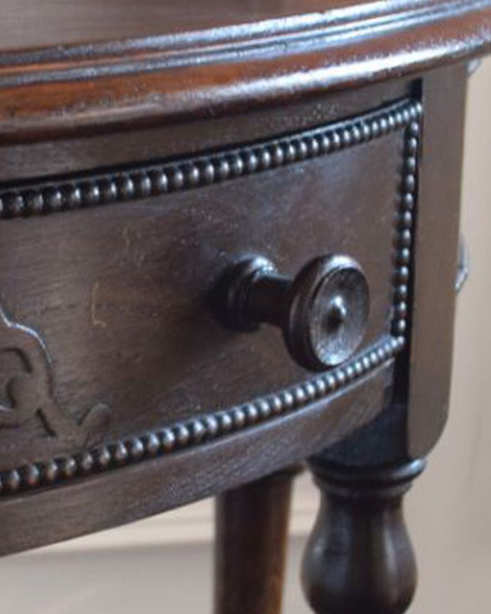 アンティークのテーブル　アンティーク家具　空間を彩るアンティーク家具、引き出し付きのコンソールテーブル。いろんな場所にこだわり彫のデザインもいろいろです。(q-454-f-1)