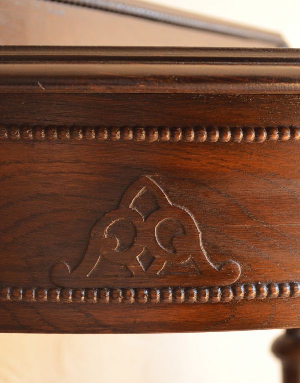 アンティークのテーブル　アンティーク家具　空間を彩るアンティーク家具、引き出し付きのコンソールテーブル。いろんな場所にこだわり彫のデザインもいろいろです。(q-454-f-1)