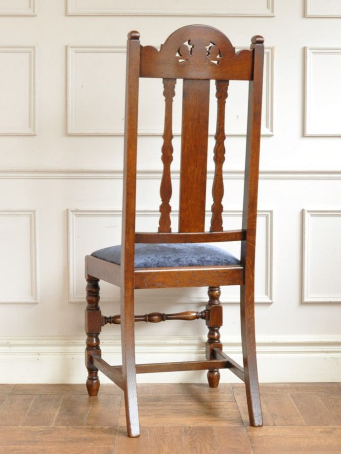 アンティークチェアの後ろ姿