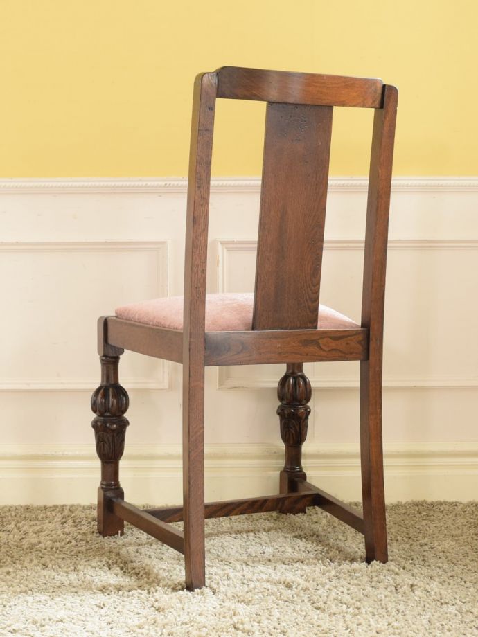 アンティークチェアの後ろ姿