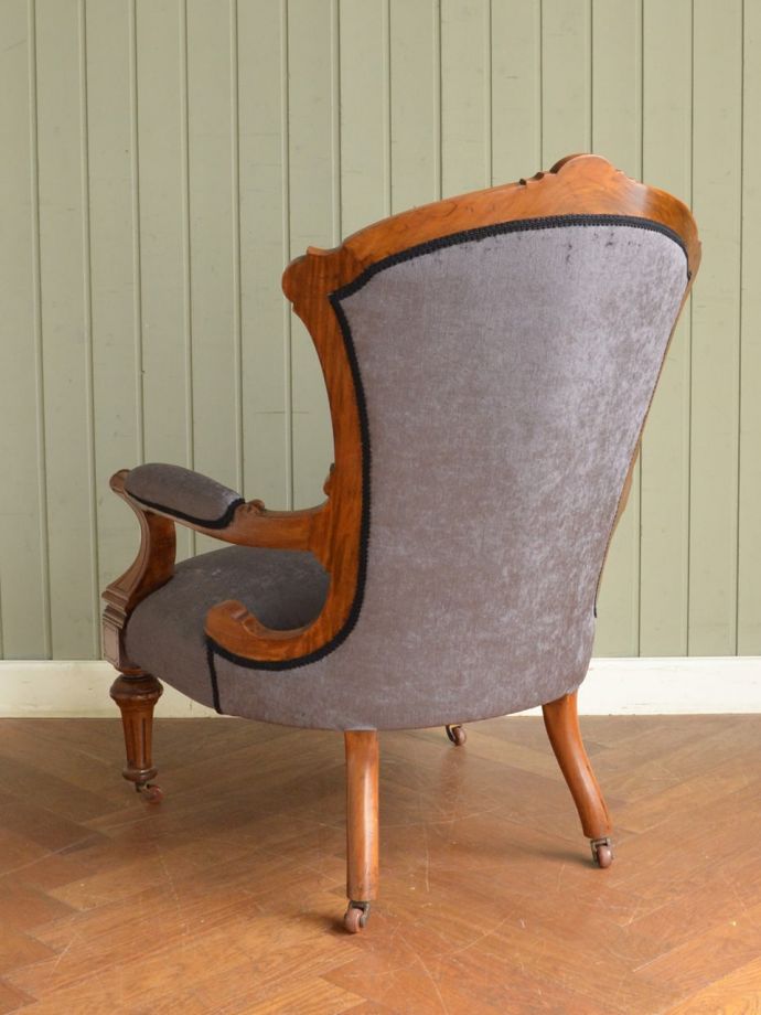 アンティークのパーソナルチェアの後ろ姿