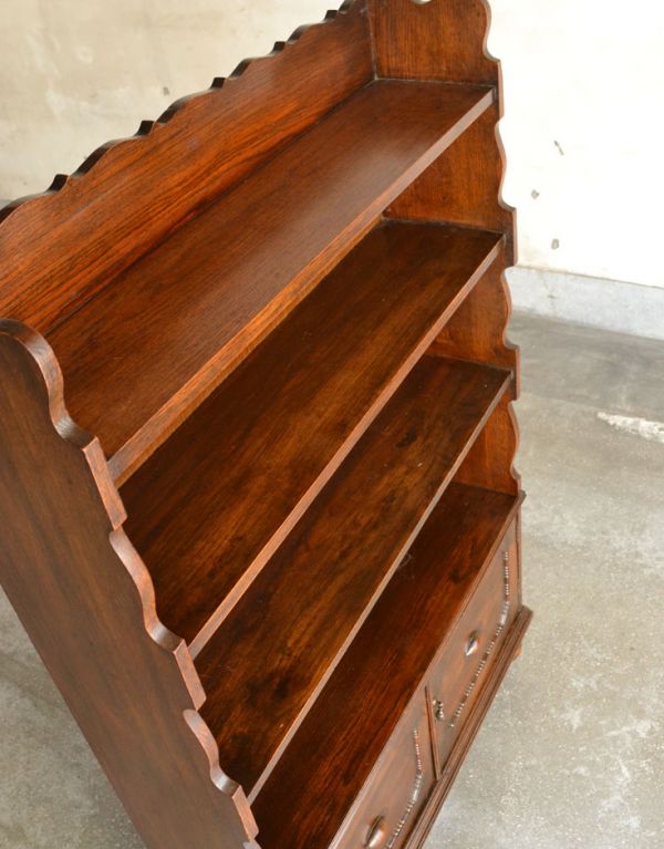 アンティーク家具 ダークブラウンのアンティーク家具、英国のブックシェルフ(本棚)。内側も茶色なので落ち着きがあってかっこいいです。(q-458-f)