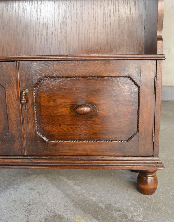 アンティーク家具 ダークブラウンのアンティーク家具、英国のブックシェルフ(本棚)。下扉には、英国家具らしいかっこいい装飾があります。(q-458-f)