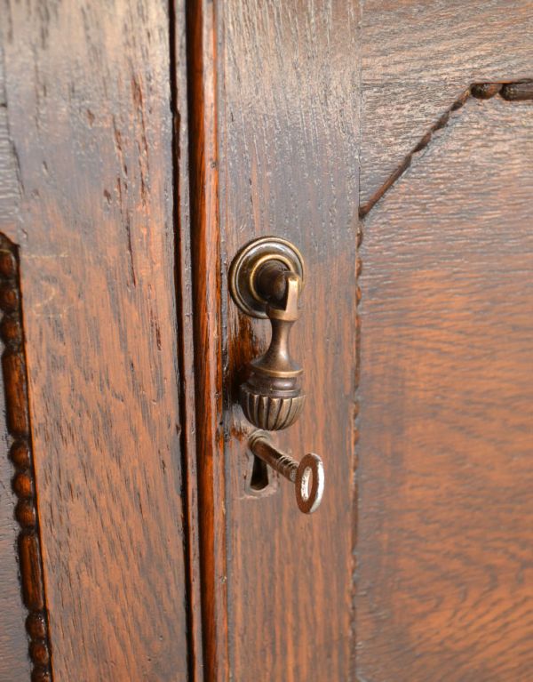 アンティーク家具 ダークブラウンのアンティーク家具、英国のブックシェルフ(本棚)。アンティークならではの重厚感のある取っ手です。(q-458-f)