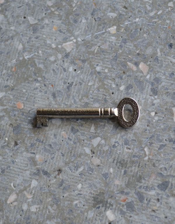 アンティーク家具 ダークブラウンのアンティーク家具、英国のブックシェルフ(本棚)。アンティークの鍵が付いています。(q-458-f)