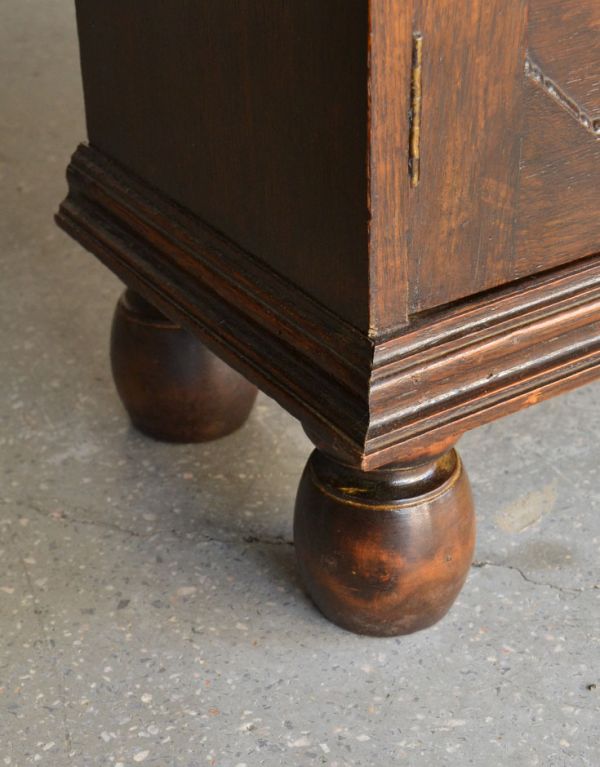 アンティーク家具 ダークブラウンのアンティーク家具、英国のブックシェルフ(本棚)。安定感のある脚がしっかり支えます。(q-458-f)