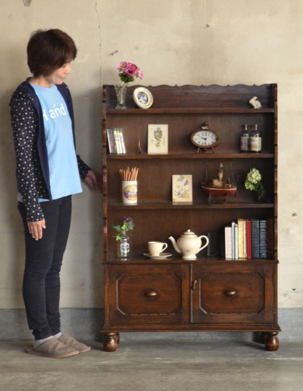 アンティーク家具 ダークブラウンのアンティーク家具、英国のブックシェルフ(本棚)。本棚としてはもちろん、グラスや食器を並べて飾り棚としても素敵ですよ。(q-458-f)