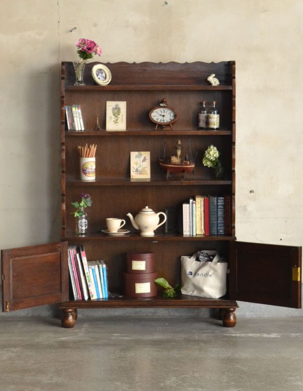 アンティーク家具 ダークブラウンのアンティーク家具、英国のブックシェルフ(本棚)。見た目の美しさはモチロン、しっかり収納力もある優れたブックシェルフです。(q-458-f)