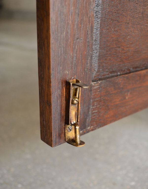 アンティーク家具 ダークブラウンのアンティーク家具、英国のブックシェルフ(本棚)。下の扉にはストッパーがあります。(q-458-f)