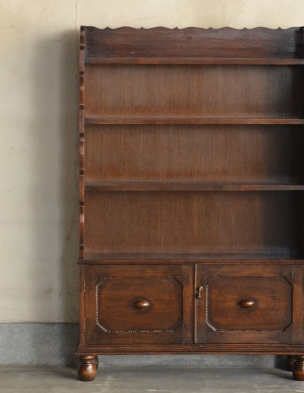 アンティーク家具 ダークブラウンのアンティーク家具、英国のブックシェルフ(本棚)。濃い茶色なので、日本の和室にも合いますよ。(q-458-f)