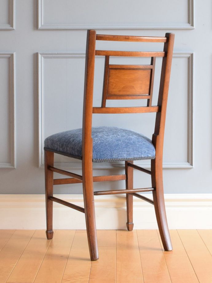 アンティークのサロンチェアの後ろ姿