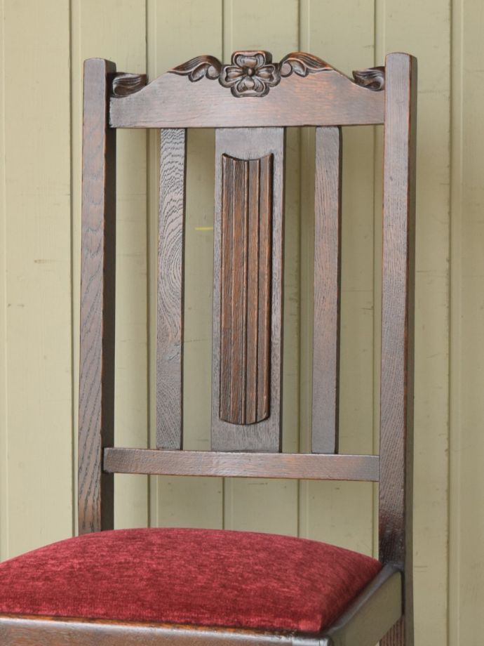 アンティークらしい美しい椅子