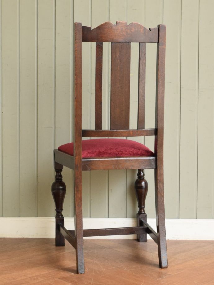 アンティークチェアの後ろ姿