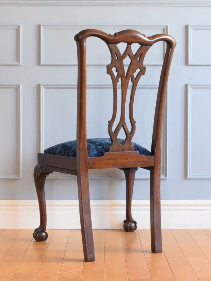 アンティークのサロンチェアの後ろ姿