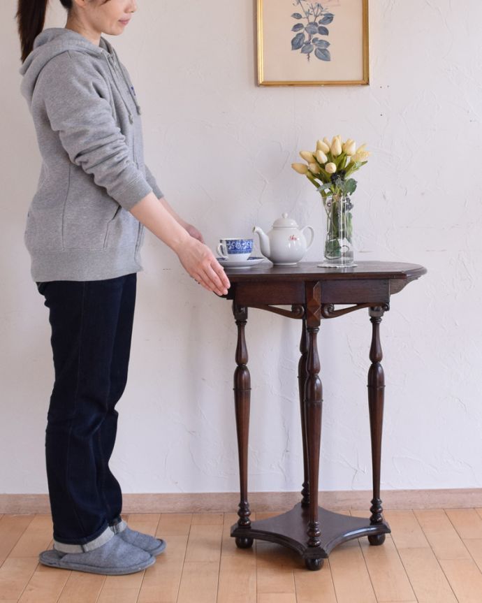 アンティークのテーブル　アンティーク家具　英国のアンティーク家具、脚が綺麗なオケージョナルテーブル（花台）。どんな場所でも便利に使える小さなテーブルそもそも「オケージョナル」とは「便利に使える」と言う意味。(q-463-f-1)