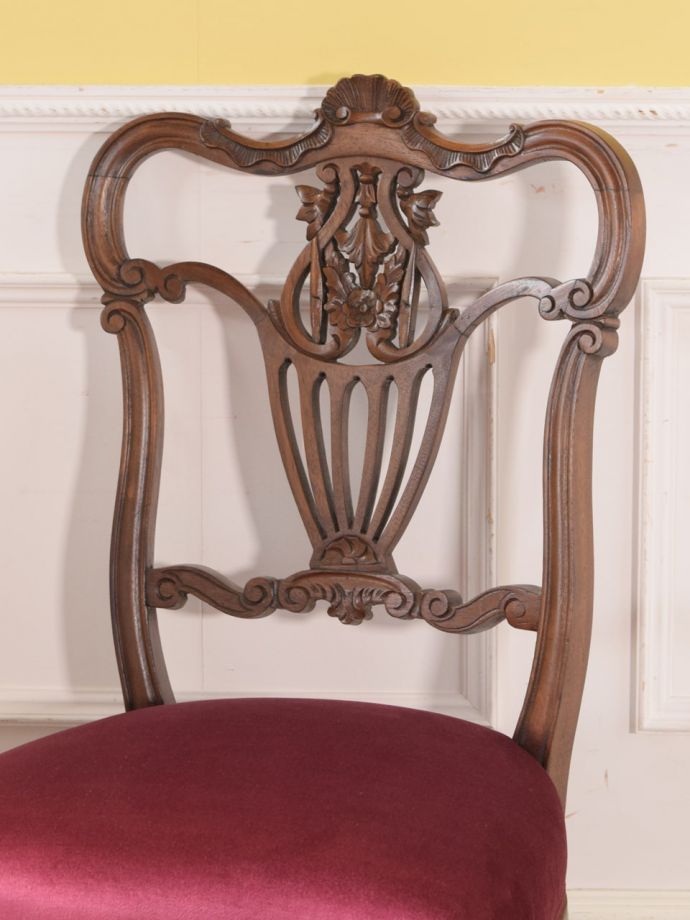 背もたれが美しいアンティークの椅子