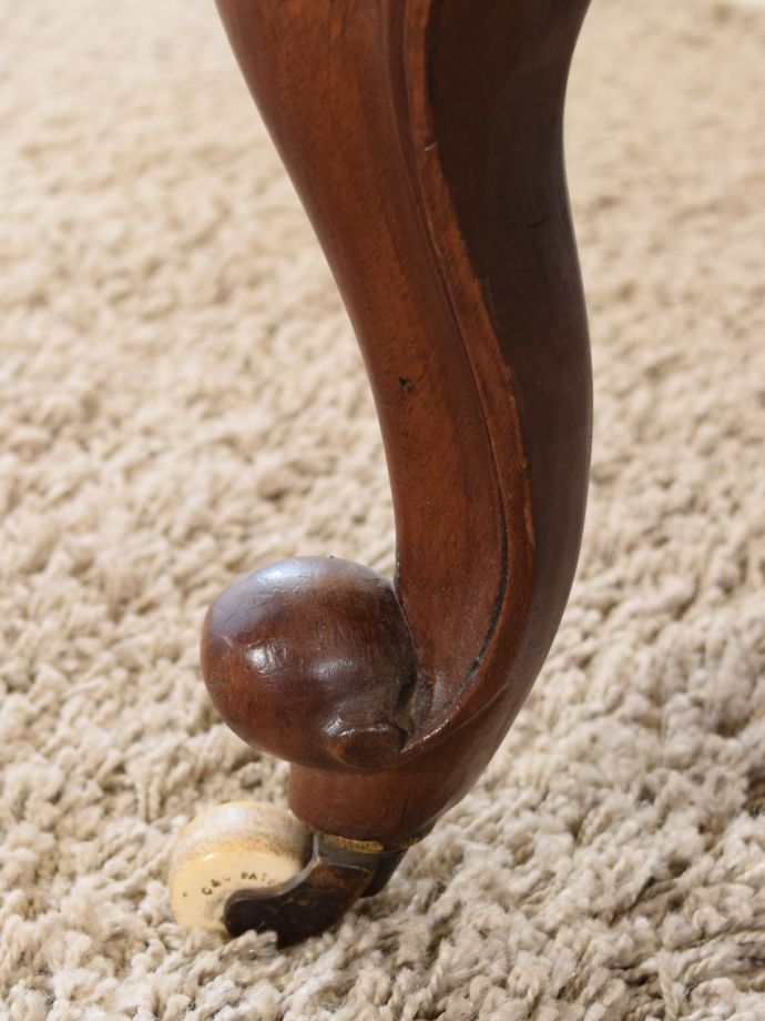 脚先にはキャスターが