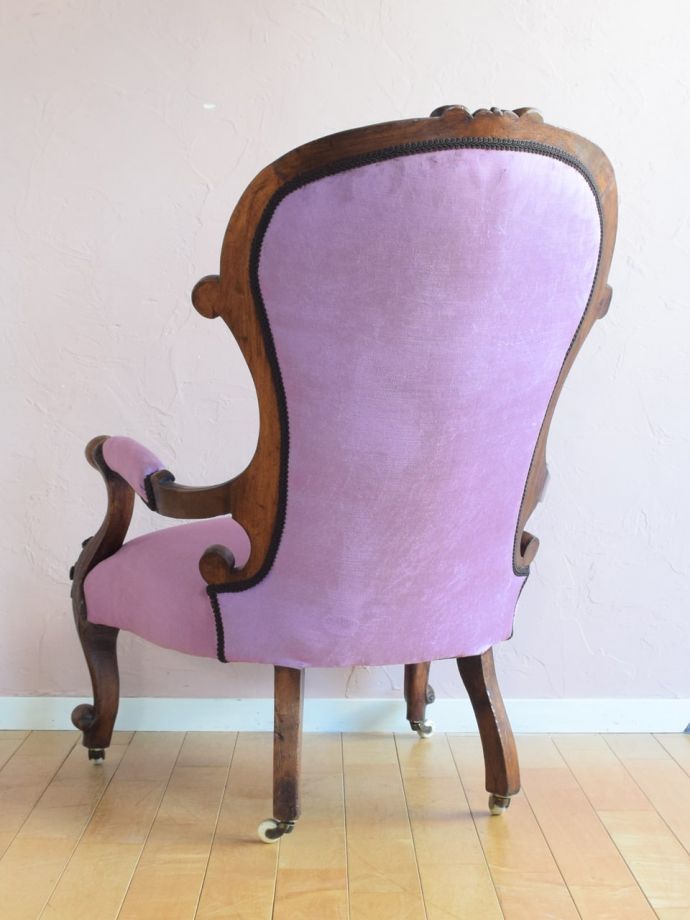 アンティークのパーソナルチェアの後ろ姿