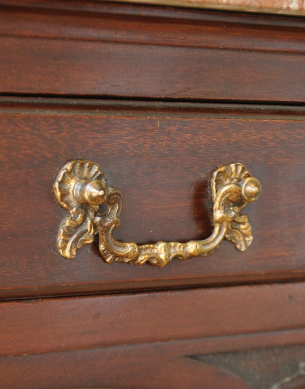 ウォッシュスタンド　アンティーク家具　アンティークの英国家具、ミラー付のウォッシュスタンド。扉の取っ手は高級感のあるデザインです。(q-466-f)