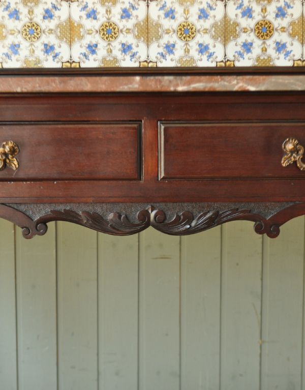 ウォッシュスタンド　アンティーク家具　アンティークの英国家具、ミラー付のウォッシュスタンド。引き出しの下にもこんな凝った装飾があります。(q-466-f)