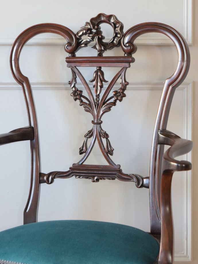 背もたれが美しいアンティークの椅子