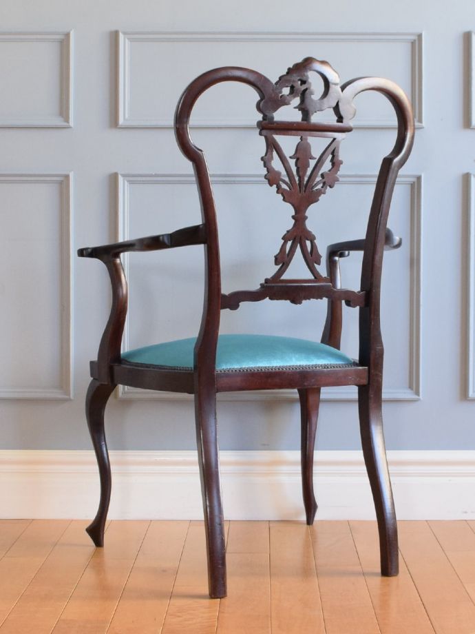 アンティークのサロンチェアの後ろ姿