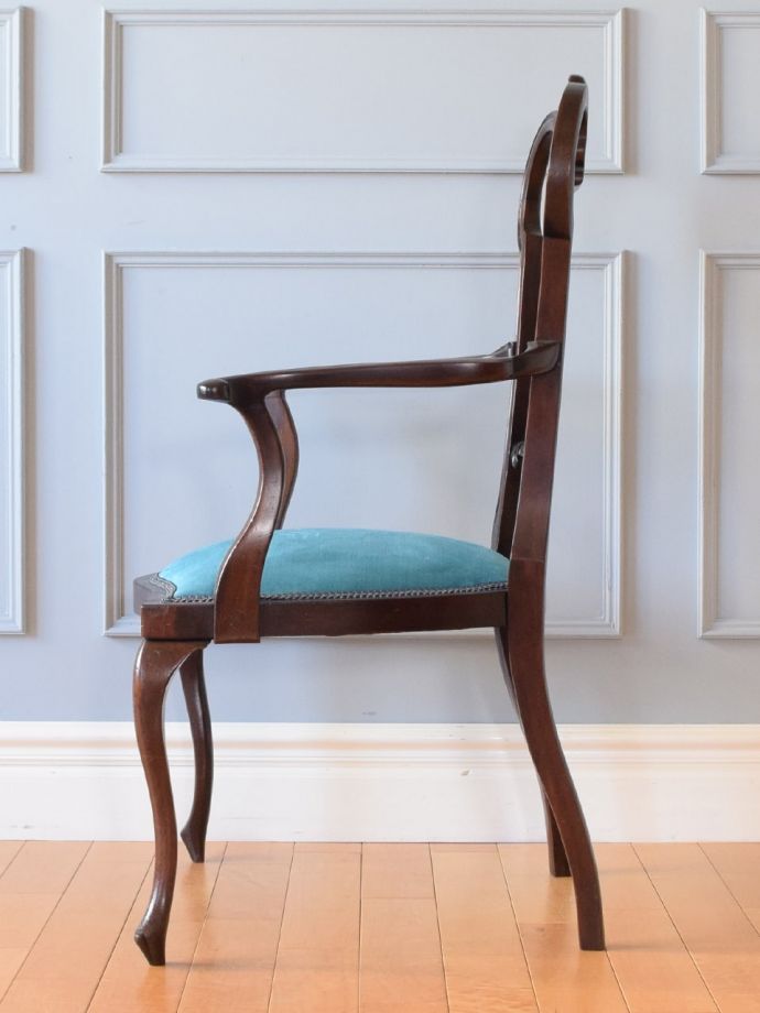 アンティークの椅子の側面