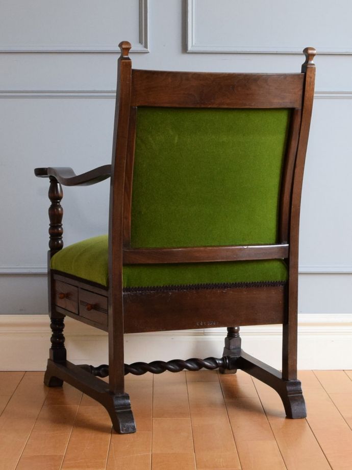 アンティークチェアの後ろ姿