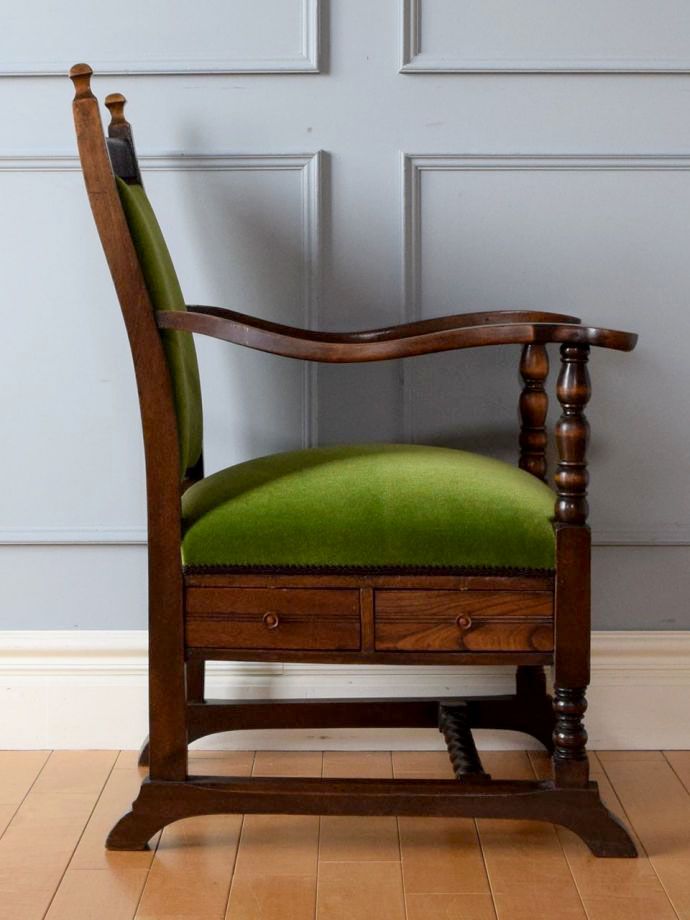 アンティークの椅子の側面