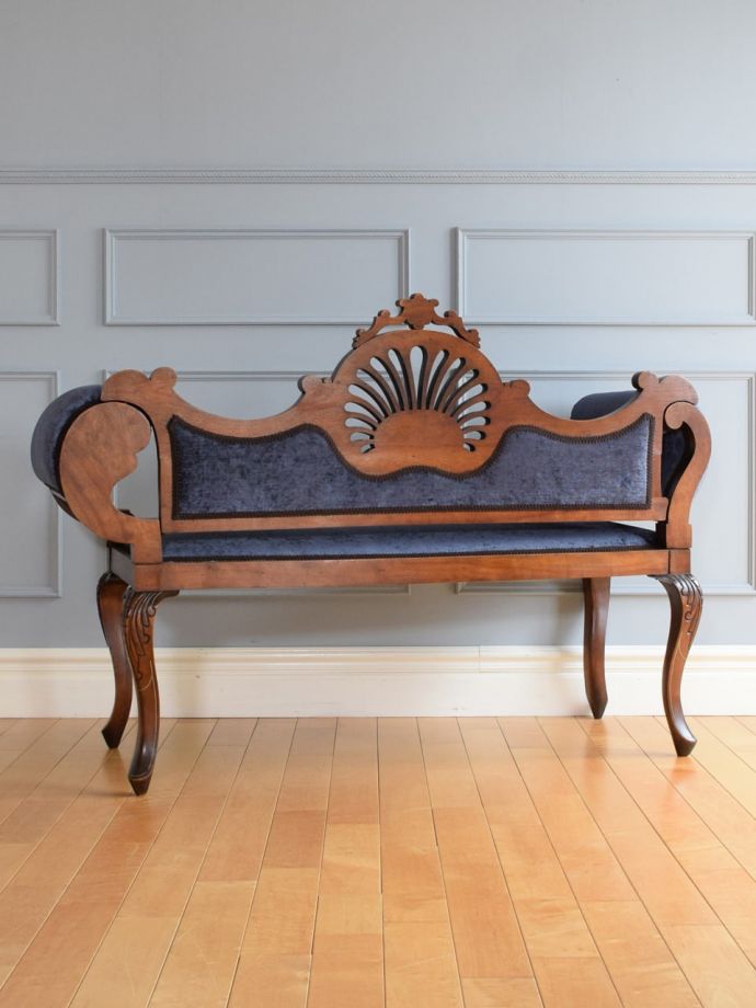 アンティークのセティの後ろ姿