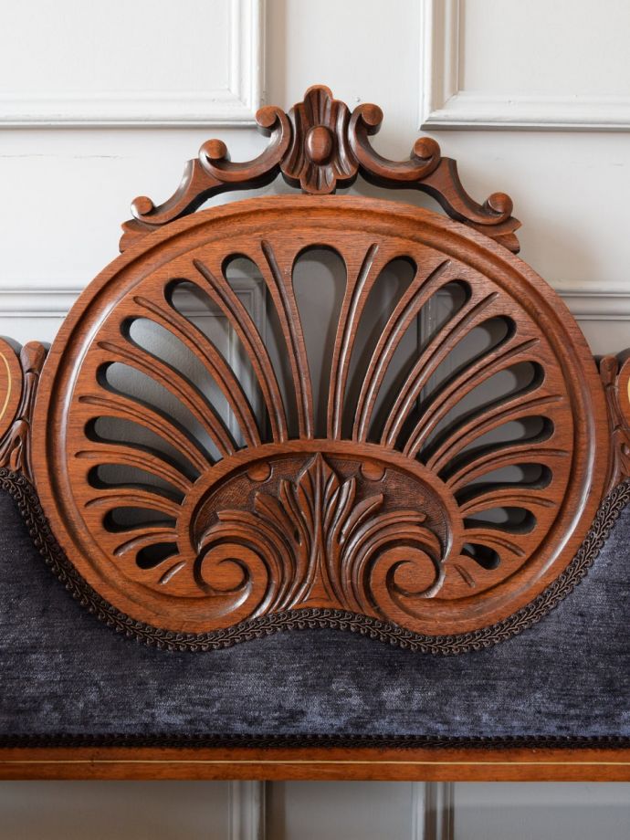 英国アンティーク家具らしい装飾