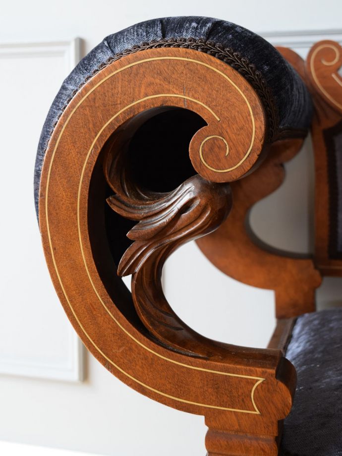 英国アンティーク家具らしい装飾