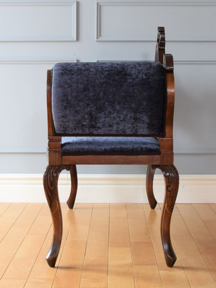 アンティークのソファの側面