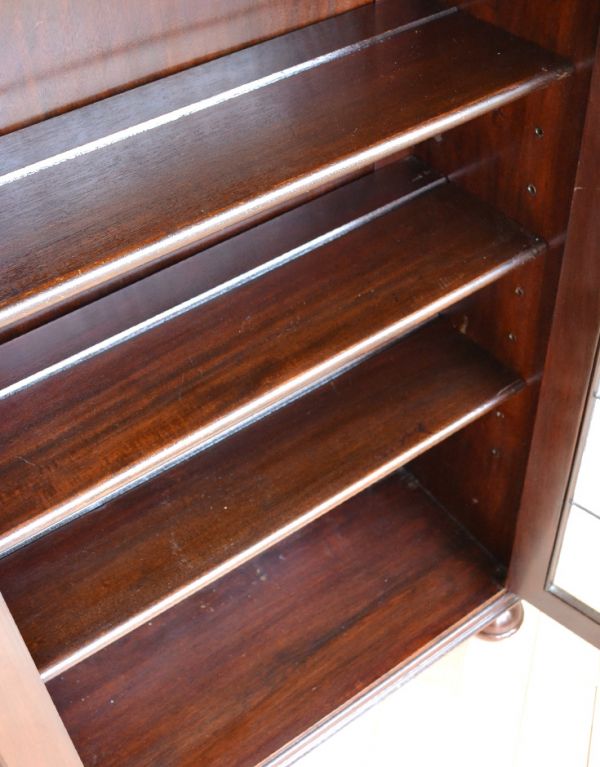 アンティークのキャビネット　アンティーク家具　書斎に使ってみたいアンティーク家具、英国輸入のブックケース（本棚）。棚板は可動です。(q-469-f)