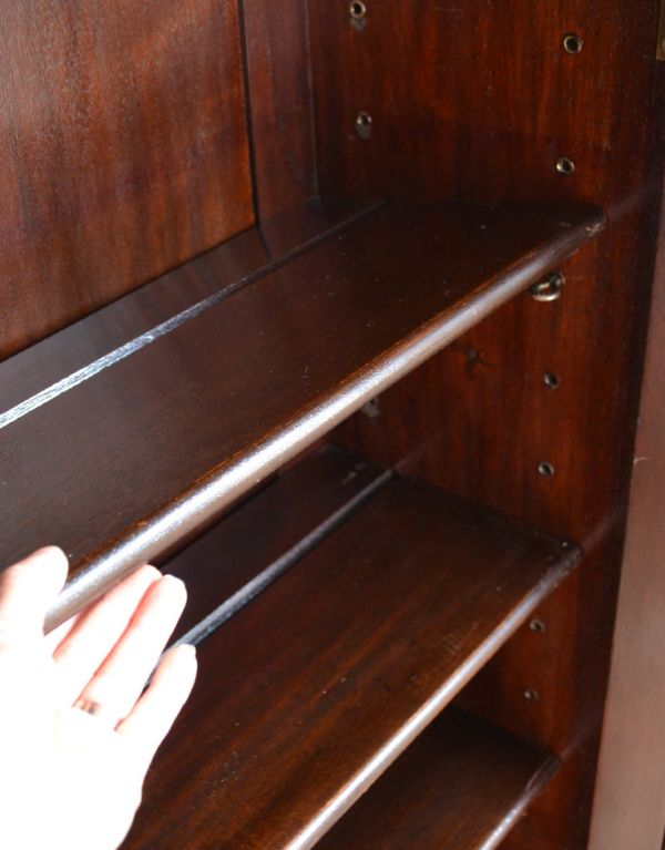 アンティークのキャビネット　アンティーク家具　書斎に使ってみたいアンティーク家具、英国輸入のブックケース（本棚）。棚板は木製です。(q-469-f)