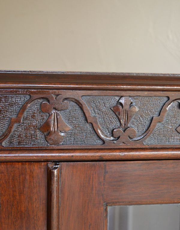 アンティークのキャビネット　アンティーク家具　書斎に使ってみたいアンティーク家具、英国輸入のブックケース（本棚）。木の装飾が上品なアクセントになっています。(q-469-f)