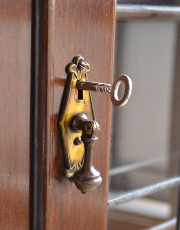 アンティークのキャビネット　アンティーク家具　書斎に使ってみたいアンティーク家具、英国輸入のブックケース（本棚）。アンティークの風合いたっぷりの取っ手です。(q-469-f)