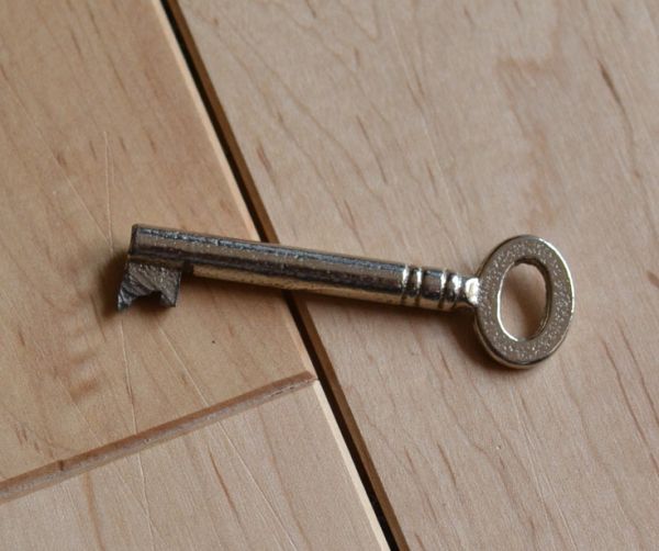 アンティークのキャビネット　アンティーク家具　書斎に使ってみたいアンティーク家具、英国輸入のブックケース（本棚）。扉にはアンティークの鍵が付いています。(q-469-f)