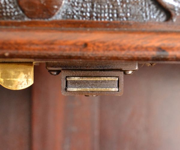 アンティークのキャビネット　アンティーク家具　書斎に使ってみたいアンティーク家具、英国輸入のブックケース（本棚）。マグネットが付いているので開け閉めはスムーズです。(q-469-f)