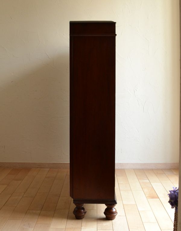 アンティークのキャビネット　アンティーク家具　書斎に使ってみたいアンティーク家具、英国輸入のブックケース（本棚）。サイドから見ても美しいです！しっかり作られているので、安心してお使いいただけます。(q-469-f)