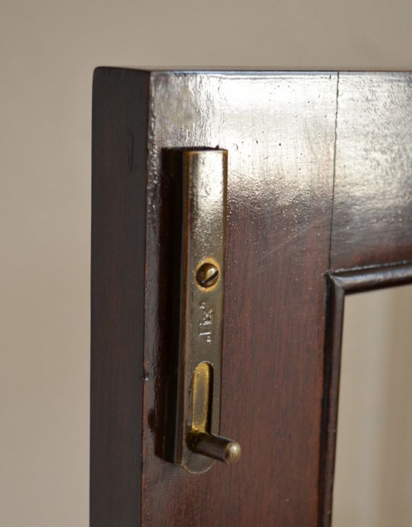 アンティークのキャビネット　アンティーク家具　書斎に使ってみたいアンティーク家具、英国輸入のブックケース（本棚）。扉の上部のストッパーです。(q-469-f)