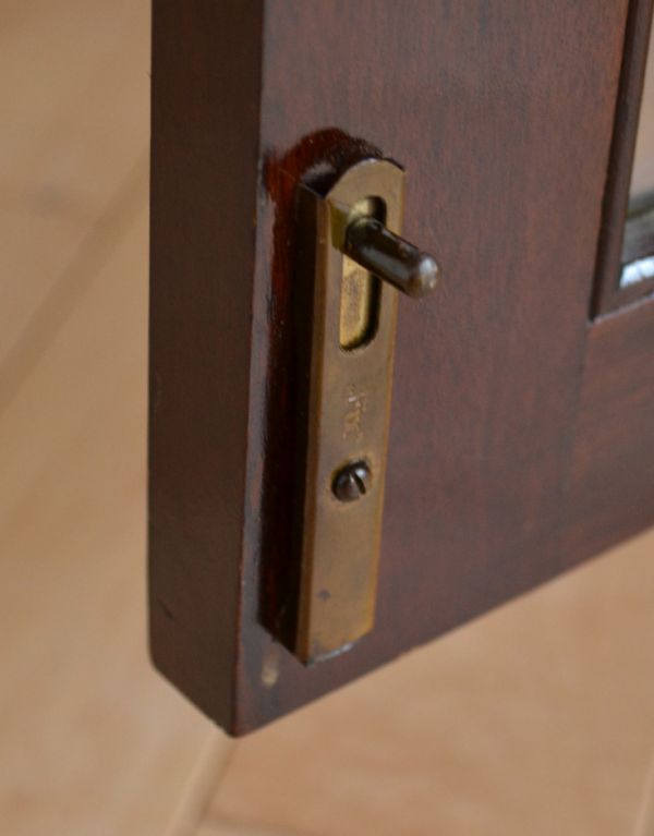 アンティークのキャビネット　アンティーク家具　書斎に使ってみたいアンティーク家具、英国輸入のブックケース（本棚）。扉の下部のストッパーです。(q-469-f)