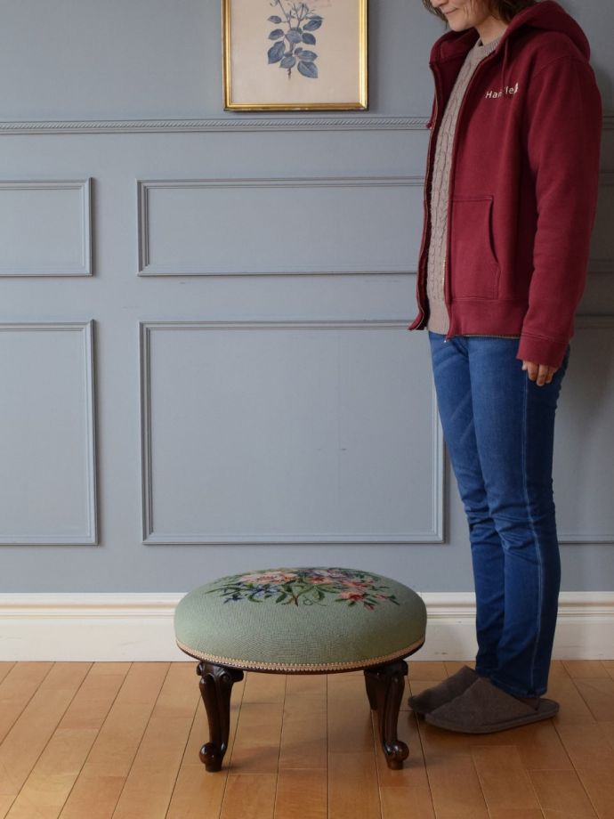 アンティークの美しい椅子、プチポワンのフットスツール(q-470-c