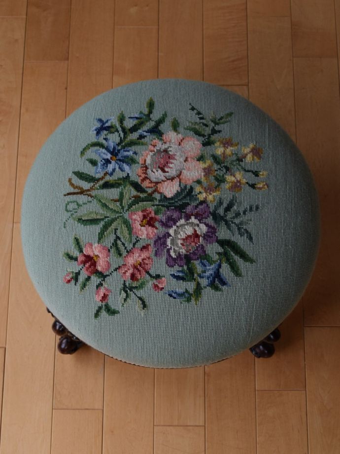 アンティークの美しい椅子、プチポワンのフットスツール(q-470-c