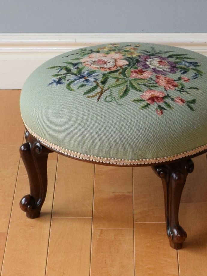 アンティークの美しい椅子、プチポワンのフットスツール(q-470-c