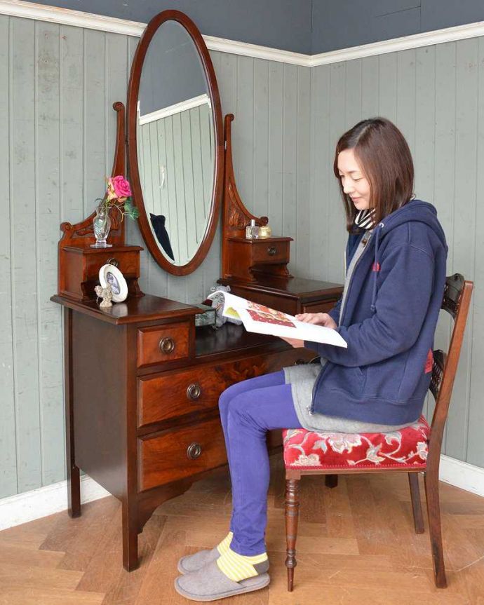 便利に使えるアンティークのドレッサー