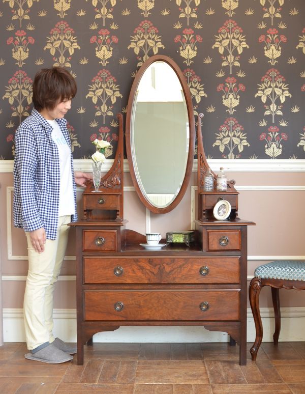 アンティークのドレッサー　アンティーク家具　英国デザインのアンティーク家具、大きな鏡付きのドレッシングチェスト。落ち着きと品のあるデザイン。(q-470-f)