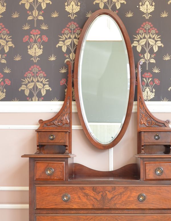 アンティークのドレッサー　アンティーク家具　英国デザインのアンティーク家具、大きな鏡付きのドレッシングチェスト。大きな引き出しがあるので、しっかり収納！きちんとお直しをしているので、開け閉めもスムーズです。(q-470-f)