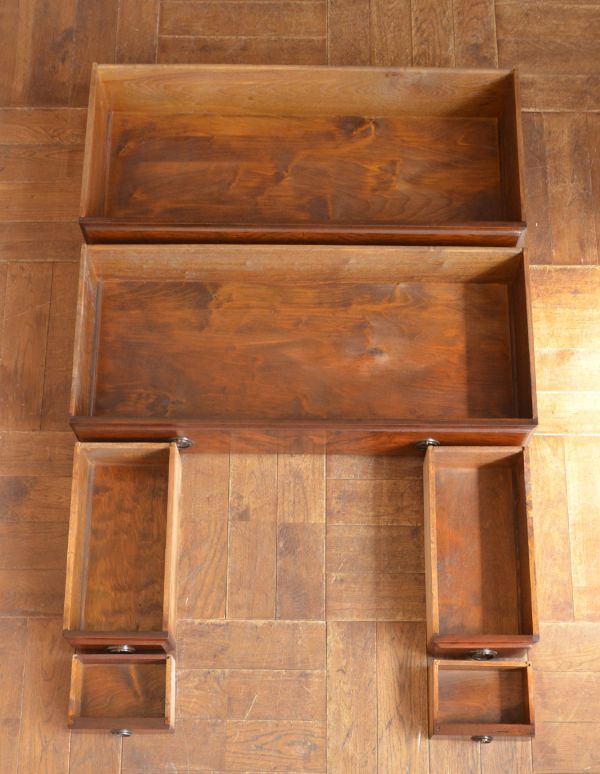 アンティークのドレッサー　アンティーク家具　英国デザインのアンティーク家具、大きな鏡付きのドレッシングチェスト。キチンとお直ししてあるので、すぐに物が入れられる状態でお届けします。(q-470-f)